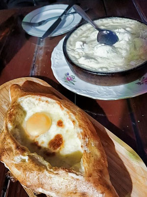 Khachapuri mit Käse + Chkmeruli