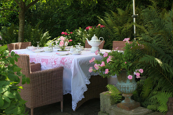 Kaiser Romantica, aufgedeckter Tisch im Garten