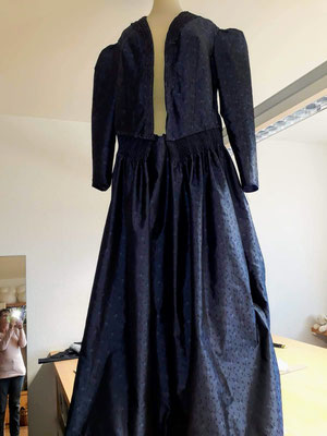 ORIGINAL LINZER GOLDHAUBENKLEID - FESTTAGSTRACHT <br>4. zusammengesetztes Kleid zur Anprobe auf Büste