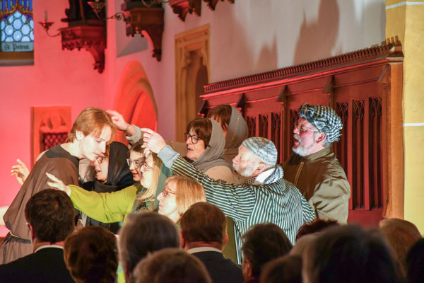 Das Volk fordert von Pilatus die Kreuzigung Jesu (Foto: Penzendorfer)