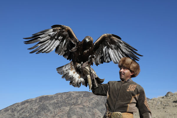 Traditionelle Adlerjagd nahe Bokonbaev am Ysyk-Köl-See Kirgistan