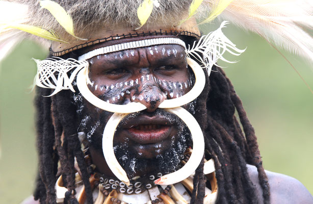 Traditioneller Kopfschmuck beim Hochlandfest nahe Wamena in Neuguinea