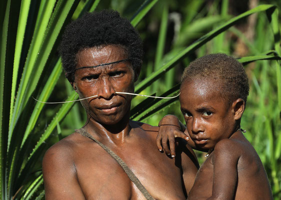 Stamm der Kampai - eine Mutter mit ihrem Sohn im Tiefland von Neuguinea