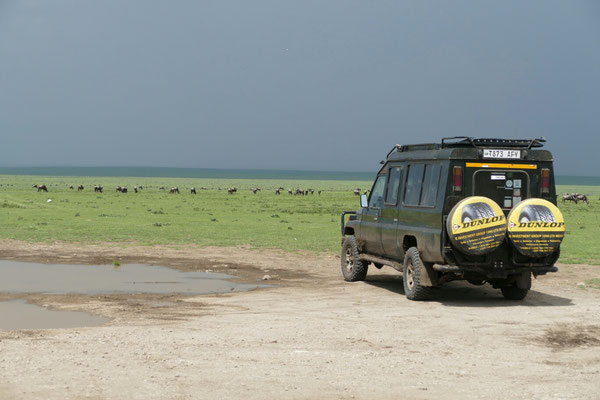 Unser Safarijeep vor dem Serengeti-Gate