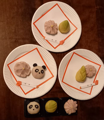 参加者の方に作って頂いた和菓子（下のケースに入ったものは、当店二代目作の見本です。）