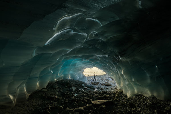 23.9.2022... "Das Licht war mit mir..." Eishöhle im Furggletscher/Schweiz  Tobilafotografie Toni Bischof, Ladir