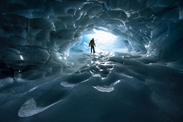 "Geheimnisvoller Wellengang..."  Gletschereis-Höhle Schweiz  Tobilafoto Toni Bischof Ladir