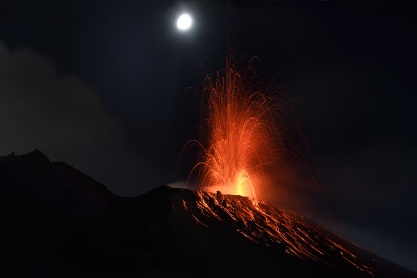 400m-Spot-Vulkaneruption Stromboli  "Tobilafotografie"  Toni Bischof Ladir