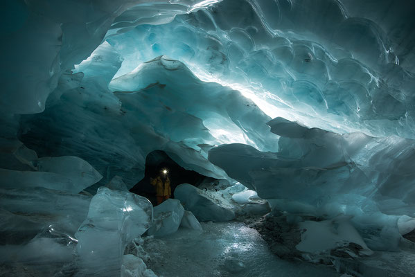 "Im Gang zur Blauen Grotte" Gletschereis-Höhle Schweiz Tobilafoto Toni Bischof Ladir