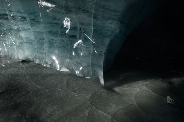 Gletscherhöhle... kalt wars   Tobilafotografie Toni Bischof, Ladir