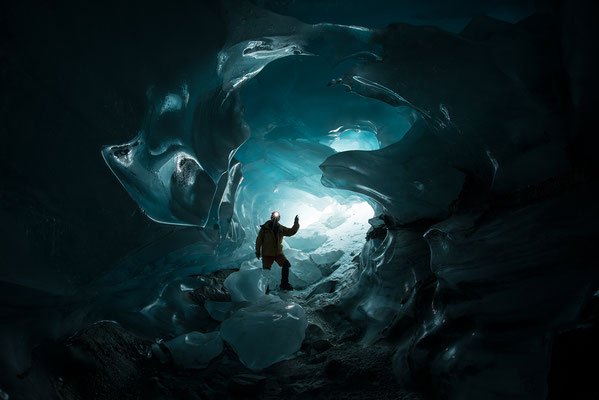 31.5.2021...  "In der blauen Grotte" Eishöhle im Furggletscher/Schweiz  Tobilafotografie Toni Bischof, Ladir