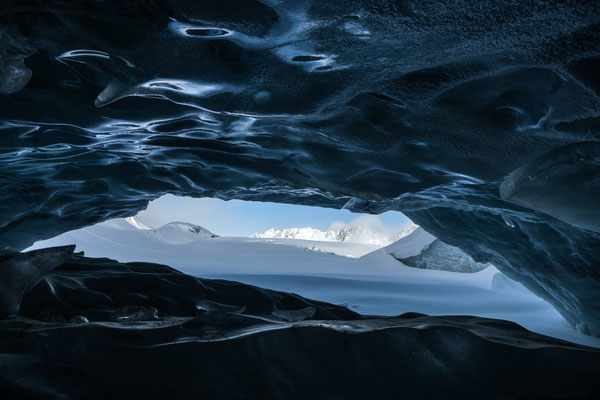 "Die Kristallgrotte im Gletscher" ,  20250214-Gletscherhöhle-Wittenwasseren-HDR11  ,  Tobilafotografie Toni Bischof, Ladir