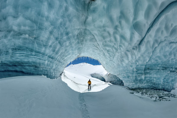 2.5.2023... "Das grosse Mai-Finale..." Eishöhle im Furggletscher/Schweiz  Tobilafotografie Toni Bischof, Ladir