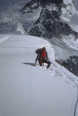  "immense Spurarbeit am nächsten Tag hoch über den SW-Rücken auf den Gipfel. In den Vortagen hatte es 70cm Neuschnee hingelegt"  Tobilafoto Toni Bischof, Ladir