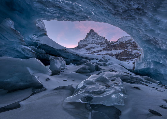 11.11.2021... "Matterhornblick aus dem Bärensaal..." Eishöhle im Furggletscher/Schweiz  Tobilafotografie Toni Bischof, Ladir