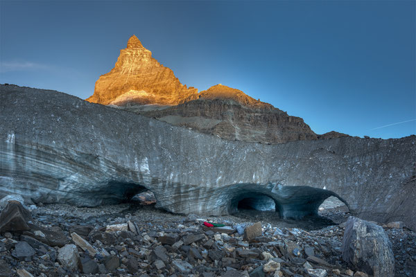 12.9.2022... "Der Biwakplatz..." Eishöhle im Furggletscher/Schweiz  Tobilafotografie Toni Bischof, Ladir