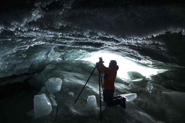 "Die Kristallgrotte im Gletscher" ,  20250213-Gletscherhöhle-Wittenwasseren-DSC_4296  ,  Tobilafotografie Toni Bischof, Ladir