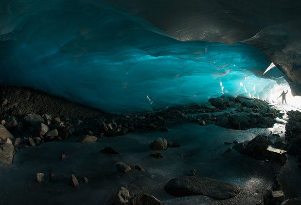 29.9.2021...  "Licht und Farbe..." Eishöhle im Furggletscher/Schweiz  Tobilafotografie Toni Bischof, Ladir
