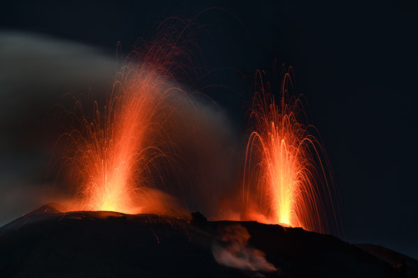 170m-Spot-Vulkaneruption Stromboli  "Tobilafotografie"  Toni Bischof Ladir