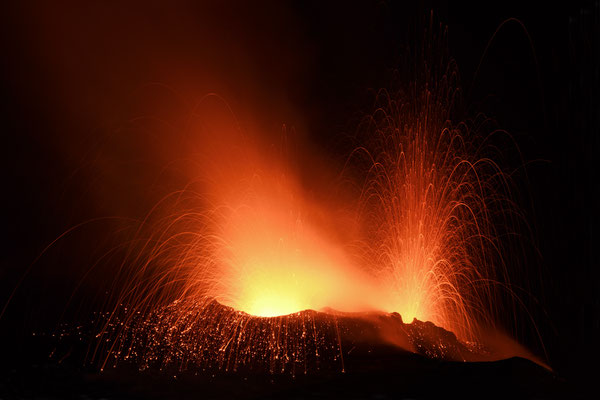 924m-Cima-Vulkaneruption Stromboli  "Tobilafotografie"  Toni Bischof Ladir