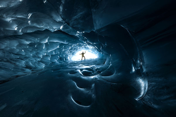 11.11.2021... "Im Wellengang..." Eishöhle im Furggletscher/Schweiz  Tobilafotografie Toni Bischof, Ladir