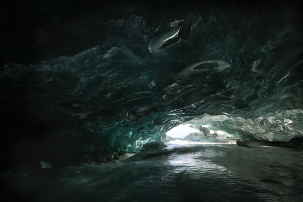 "Die Gletscherhöhle mit den leuchtenden Augen" 20250227-kleine-Höhle-Morteratsch-HDR7-1 Tobilafotografie Toni Bischof, Ladir