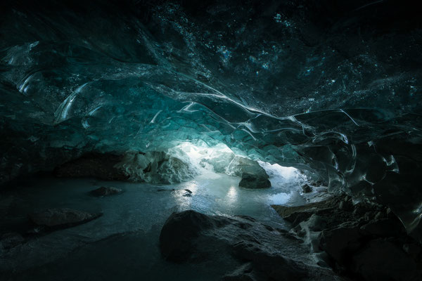 "Die Gletscherhöhle mit den leuchtenden Augen"  20250227-kleine-Höhle-Morteratsch-HDR1  Tobilafotografie Toni Bischof, Ladir