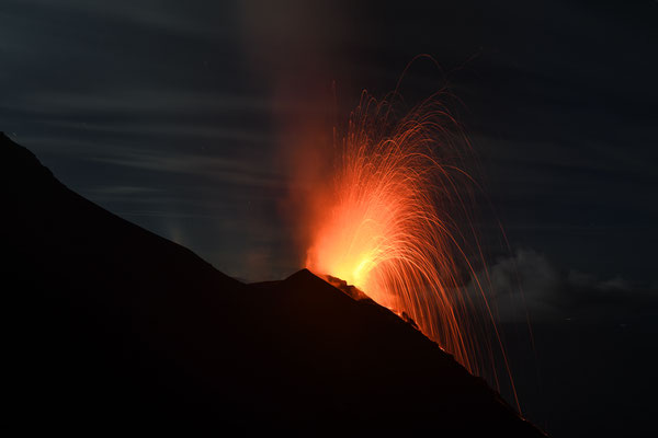 750m-Schulter-Vulkaneruption Stromboli  "Tobilafotografie"  Toni Bischof Ladir