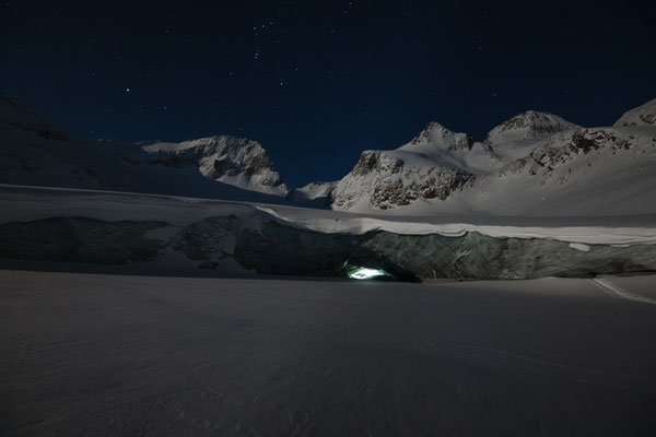 "Die Kristallgrotte im Gletscher" ,  20250214-Gletscherhöhle-Wittenwasseren-DSC_4941  ,  Tobilafotografie Toni Bischof, Ladir
