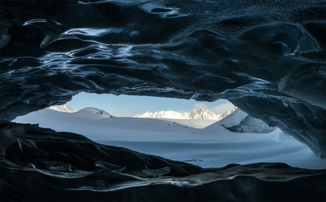 "Die Kristallgrotte im Gletscher" ,  20250214-Gletscherhöhle-Wittenwasseren-PANO-3  ,  Tobilafotografie Toni Bischof, Ladir