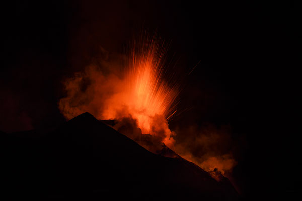 750m-Schulter-Vulkaneruption Stromboli  "Tobilafotografie"  Toni Bischof Ladir
