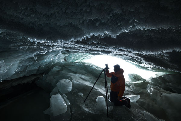 "Die Kristallgrotte im Gletscher" ,  20250213-Gletscherhöhle-Wittenwasseren-DSC_4299  ,  Tobilafotografie Toni Bischof, Ladir