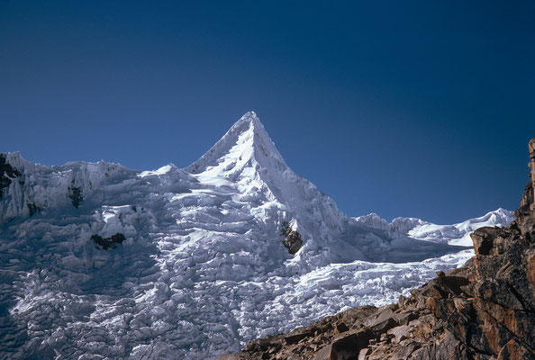 " Der Alpamayo (5947m und sein chaotischer Gletscher"  Tobilafoto Toni Bischof, Ladir