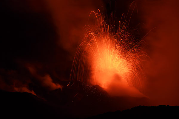 924m-Cima-Vulkaneruption Stromboli  "Tobilafotografie"  Toni Bischof Ladir