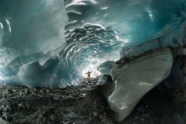 30.9.2021...  "Abenteuer Gletscherhöhle..." Eishöhle im Furggletscher/Schweiz  Tobilafotografie Toni Bischof, Ladir