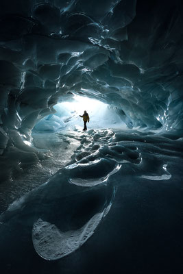 "Geheimnisvoller Wellengang..."  Gletschereis-Höhle Schweiz  Tobilafoto Toni Bischof Ladir