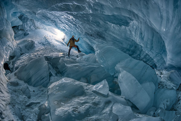 "und links im Bild... durchs Loch in die Kathedrale..." Gletschereis-Höhle Schweiz  Tobilafoto Toni Bischof Ladir