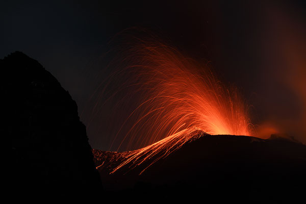 400m-Spot-Vulkaneruption Stromboli  "Tobilafotografie"  Toni Bischof Ladir