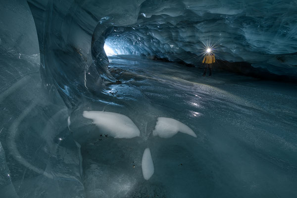 8.2.2022... "Im Wellengang..." Eishöhle im Furggletscher/Schweiz  Tobilafotografie Toni Bischof, Ladir
