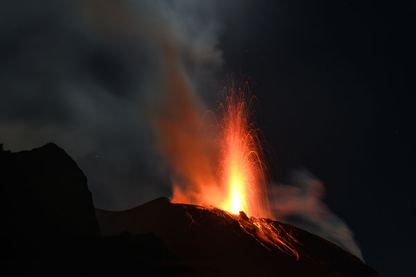170m-Spot-Vulkaneruption Stromboli  "Tobilafotografie"  Toni Bischof Ladir