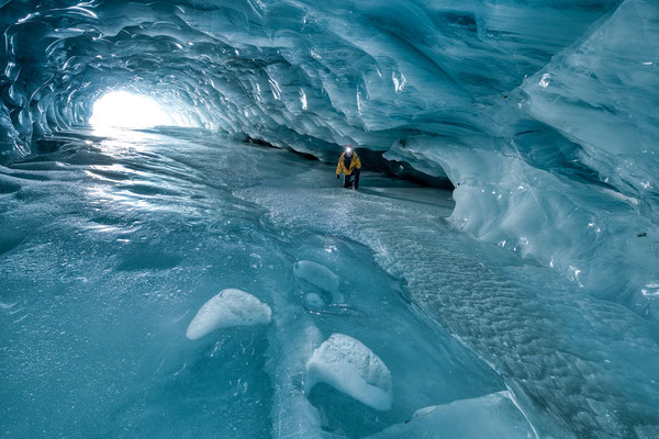 "08.02.2022-Der Gang zum Spiegelsaal ist beinahe völlig zugeeist..."  Gletschereis-Höhle Schweiz  Tobilafoto Toni Bischof, Ladir