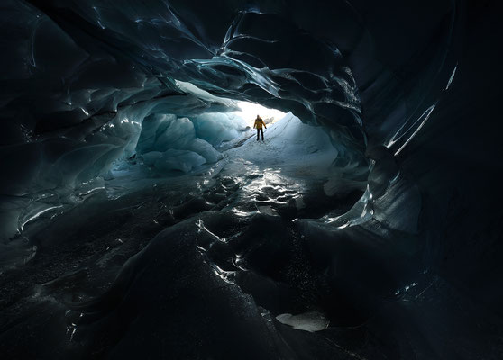 "Geheimnisvoller Wellengang..."  Gletschereis-Höhle Schweiz  Tobilafoto Toni Bischof Ladir