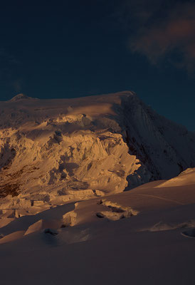 "Abendlicht im Abstieg zur Garganta (6010m) des Huascaràn"  Tobilafoto Toni Bischof, Ladir