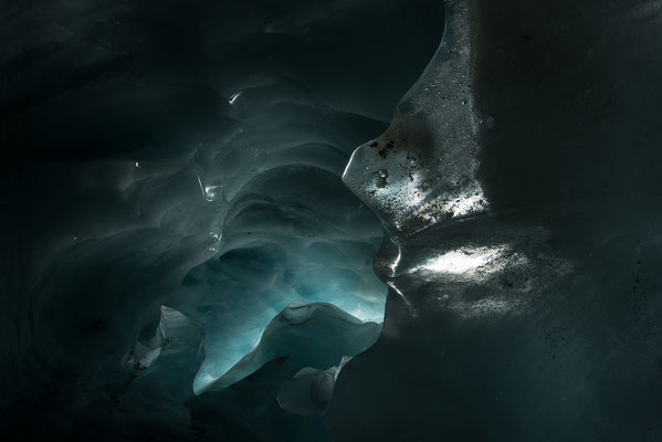 3.6.2021...  "In der Kathedrale" Eishöhle im Furggletscher/Schweiz  Tobilafotografie Toni Bischof, Ladir