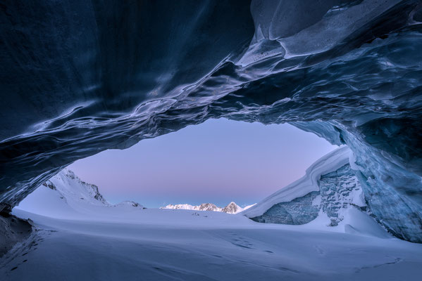 "Die Kristallgrotte im Gletscher" ,  20250214-Gletscherhöhle-Wittenwasseren-HDR14  ,  Tobilafotografie Toni Bischof, Ladir