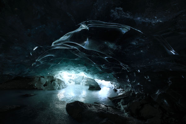 "Die Gletscherhöhle mit den leuchtenden Augen" 20250303-Kleine-Höhle-Morteratsch_DSC5542 Tobilafotografie Toni Bischof, Ladir