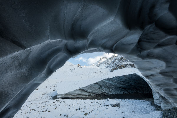 " Das Eishöhlen-Labyrinth im Griessgletscher "  20231022-Eishöhlen-Claridengletscher-HDR20 , Tobilafotografie  Toni Bischof, Ladir