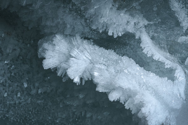 "Die Kristallgrotte im Gletscher" ,  20250214-Gletscherhöhle-Wittenwasseren-DSC_4443  ,  Tobilafotografie Toni Bischof, Ladir
