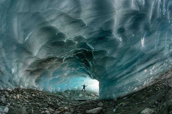 "Das Licht war mit mir" Gletschereishöhle  Schweiz     Tobilafotografie Toni Bischof, Ladir