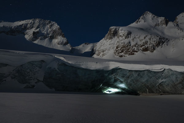"Die Kristallgrotte im Gletscher" ,  20250214-Gletscherhöhle-Wittenwasseren-DSC_4943  ,  Tobilafotografie Toni Bischof, Ladir